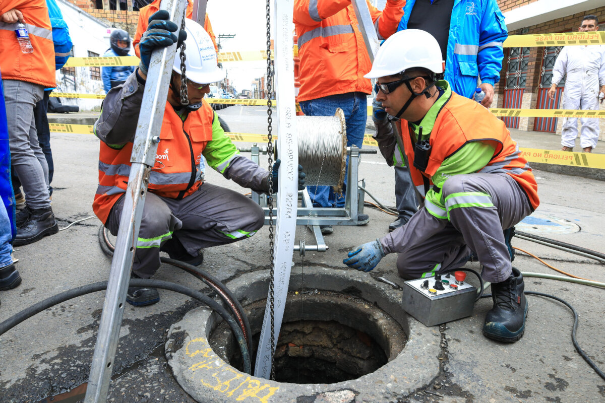 Póngale cuidado a los cortes de agua programados para hoy Debido a obras de reparación y mantenimiento de las redes de distribución de agua en algunos sectores de la ciudad y para garantizar el suministro continuo a toda la ciudadanía, la Empresa de Acueducto y Alcantarillado de Bogotá (EEAB), suspenderá temporalmente el servicio en diferentes puntos.