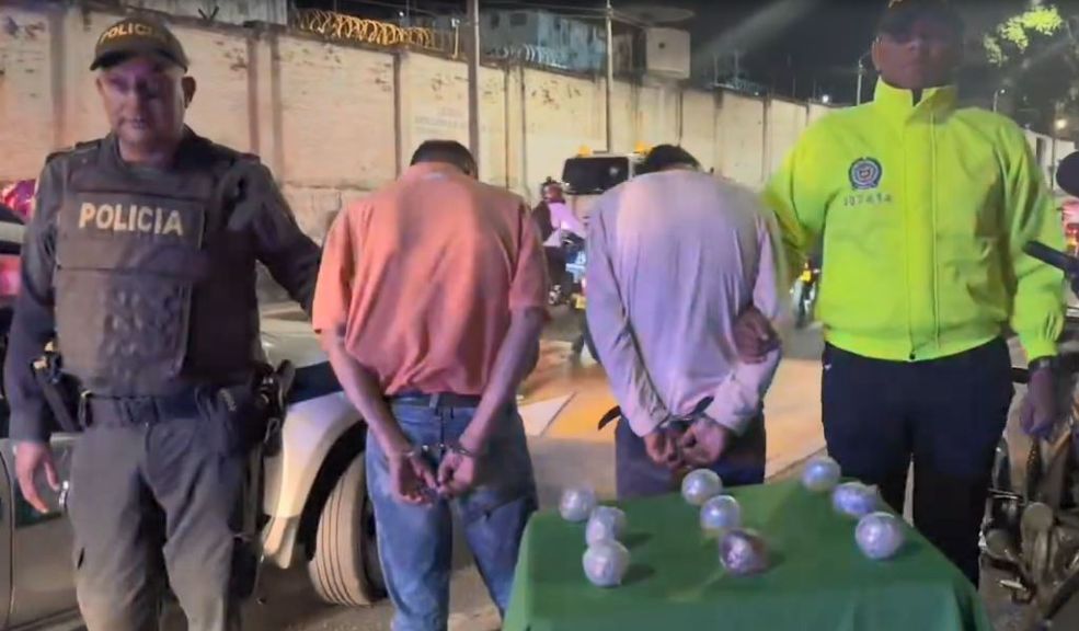 EN VIDEO: Capturaron a dos sujetos que lanzaban esferas con estupefacientes a la cárcel Modelo