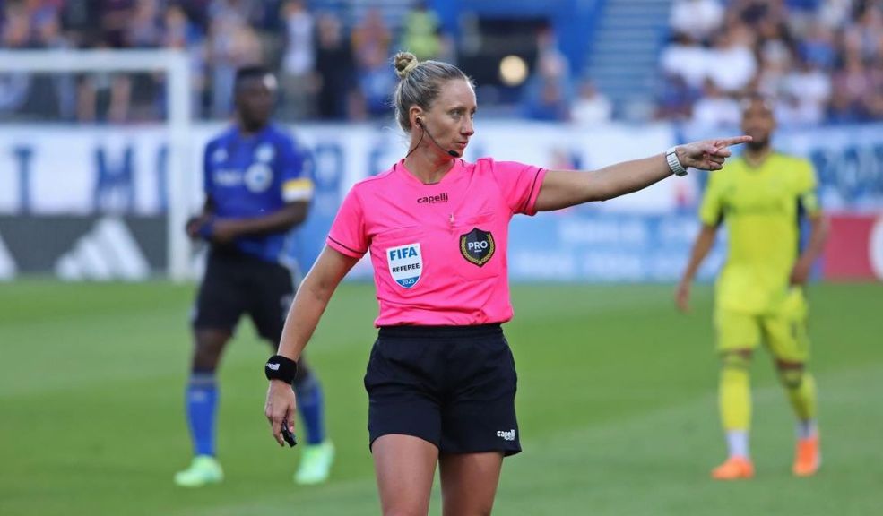 EN VIDEO: Así reaccionó árbitra al enterarse que pitará final del Mundial Femenino