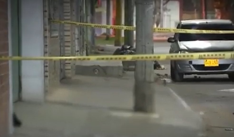 Sicarios acabaron con la vida de un hombre en El Amparo Los habitantes del barrio El Amparo, en la localidad de Kennedy, se encuentran consternados por cuenta de la violencia que se vive a diario en la capital, pues en las últimas horas se conoció un ataque sicarial en el que un hombre fue asesinado a disparos por dos sujetos que se movilizaban en una motocicleta.