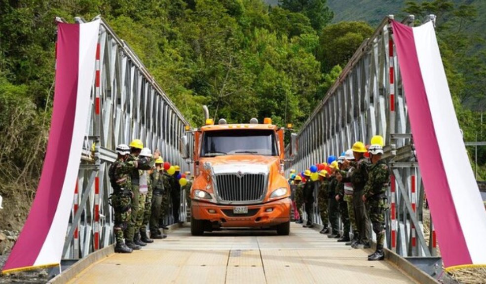 El Ejército habilitó el paso por segundo puente en Quetame Tras una acción conjunta entre el Ejército Nacional, la Unidad Nacional para la Gestión del Riesgo, el Ministerio de Transporte y la Agencia Nacional de Infraestructura, ya fueron puestos al servicio de la comunidad los dos puentes militares semipermanentes a la altura del peaje de Naranjal, en el sector de Quetame, Cundinamarca, tras una avalancha hace cerca de un mes.
