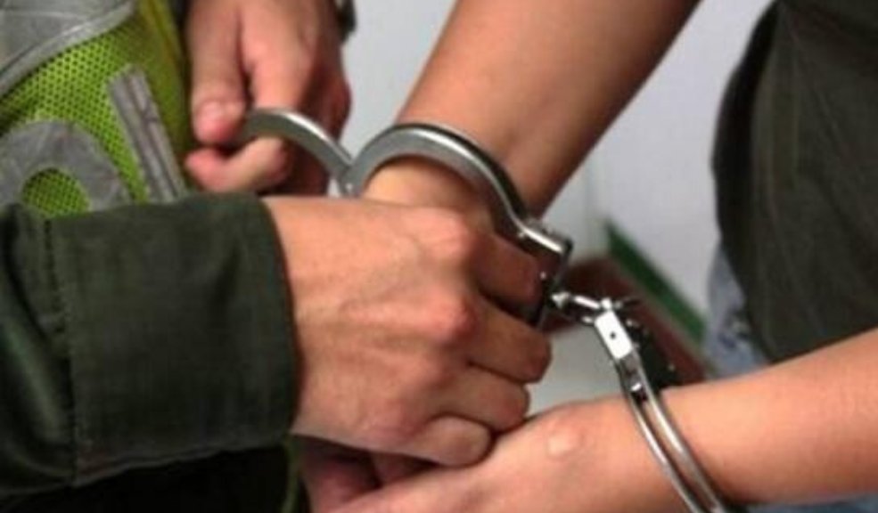 Buscan a extraditable que se fugó de la estación de policía de los Mártires La madrugada de este sábado, un sujeto que es solicitado en extradición y que se encontraba en poder de la Dijín (Dirección de Investigación Criminal e Interpol), se fugó cuando iba a ser ingresado a la estación de Policía de los Mártires.