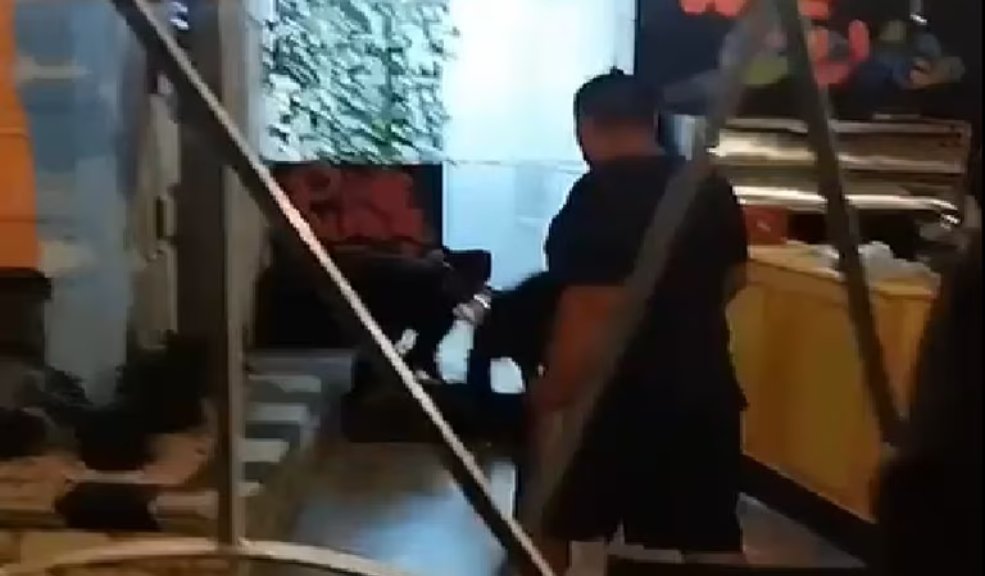 Aterrador momento en el que sicarios disparan contra una mujer Sicarios acabaron con la vida de una mujer que se encontraba al interior de un restaurante en Cartagena.