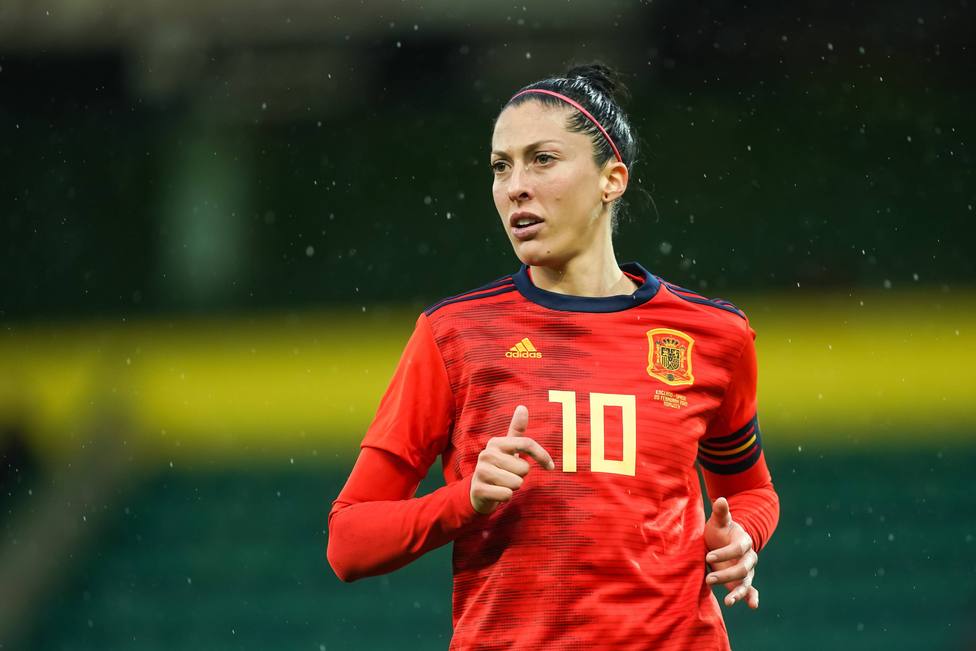 Presidente de Federación Española de Futbol se pasó de la raya en la celebración del Mundial 3 Presidente de Federación Española de Futbol se pasó de la raya en la celebración del Mundial La consagración de la Selección de España como campeona del Mundial Femenino de Australia y Nueva Zelanda quedó empañada por un acto polémico de Luis Rubiales, presidente de la Federación Española de Fútbol. El dirigente, al parecer, se dejó llevar por la emoción que le causó el título de sus jugadoras y se pasó de la raya: primero haciendo un gesto obsceno en el palco del estadio de Sidney, y luego besando en la boca a la futbolista Jenni Hermoso, en la premiación.