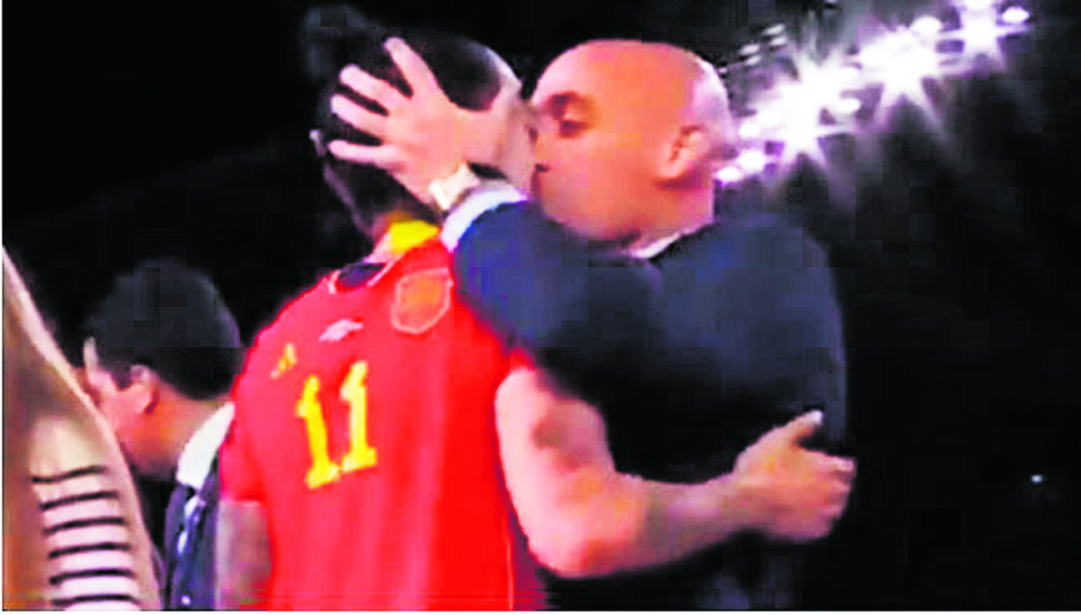 Presidente de Federación Española de Futbol se pasó de la raya en la celebración del Mundial 2 Presidente de Federación Española de Futbol se pasó de la raya en la celebración del Mundial La consagración de la Selección de España como campeona del Mundial Femenino de Australia y Nueva Zelanda quedó empañada por un acto polémico de Luis Rubiales, presidente de la Federación Española de Fútbol. El dirigente, al parecer, se dejó llevar por la emoción que le causó el título de sus jugadoras y se pasó de la raya: primero haciendo un gesto obsceno en el palco del estadio de Sidney, y luego besando en la boca a la futbolista Jenni Hermoso, en la premiación.