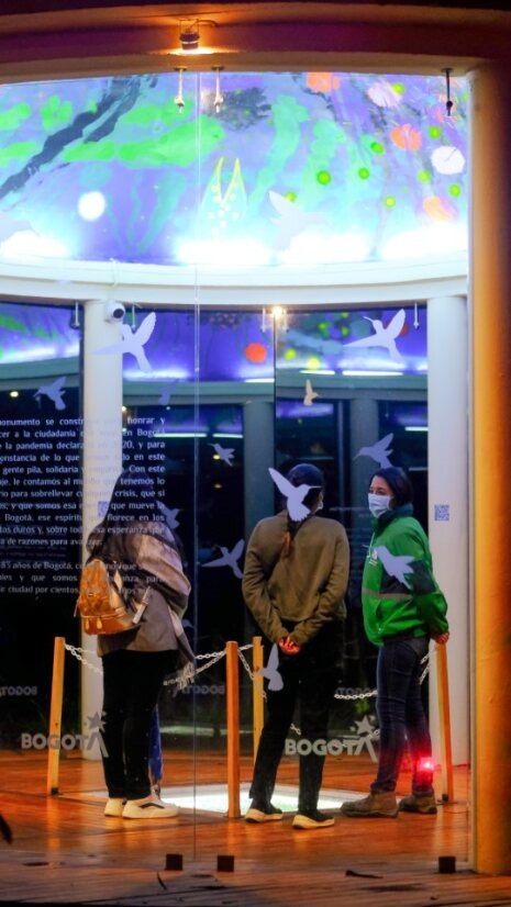 Prográmese este viernes para la jornada gratuita de teatro nocturno en el Jardín Botánico 2 Prográmese este viernes para la jornada gratuita de teatro nocturno en el Jardín Botánico Este viernes el Festival de Teatro de Idartes se toma el Jardín Botánico con una imperdible obra de teatro para niñas y niños: “El Niño de la Selva”.