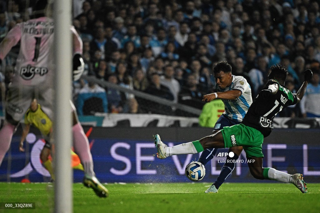 Atlético Nacional cayó goleado 3 a 0 ante Racing y quedó eliminado de la Copa Libertadores 1 Atlético Nacional cayó goleado 3 a 0 ante Racing y quedó eliminado de la Copa Libertadores Pese a haber logrado una ventaja de dos goles en el juego de ida en Medellín, Atlético Nacional sucumbió en su visita a Racing y quedó eliminado de la Copa Libertadores en un flojo partido.