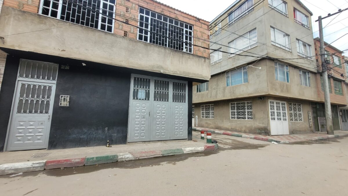 Samuel, el adulto mayor que murió en procedimiento policial en Bosa 1 Samuel, el adulto mayor que murió en procedimiento policial en Bosa En medio de un procedimiento policial que se llevó a cabo en la localidad de Bosa, en la madrugada de este domingo, un hombre de 64 años, residente de la zona, falleció en confusas circunstancias que no han sido del todo esclarecidas por las autoridades.