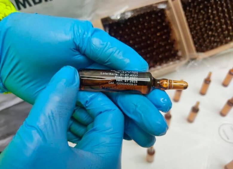 Se confirmaron las primeras intoxicaciones por fentanilo en Colombia El pasado 27 de julio se incautaron un total de 300 ampolletas de fentanilo, este cargamento activó las alarmas, pues solo era cuestión de tiempo para que se empezaran a conocer los primeros casos de intoxicación por esta sustancia. Y tal como las autoridades lo sospechaban, esto ocurrió en menos de un mes.