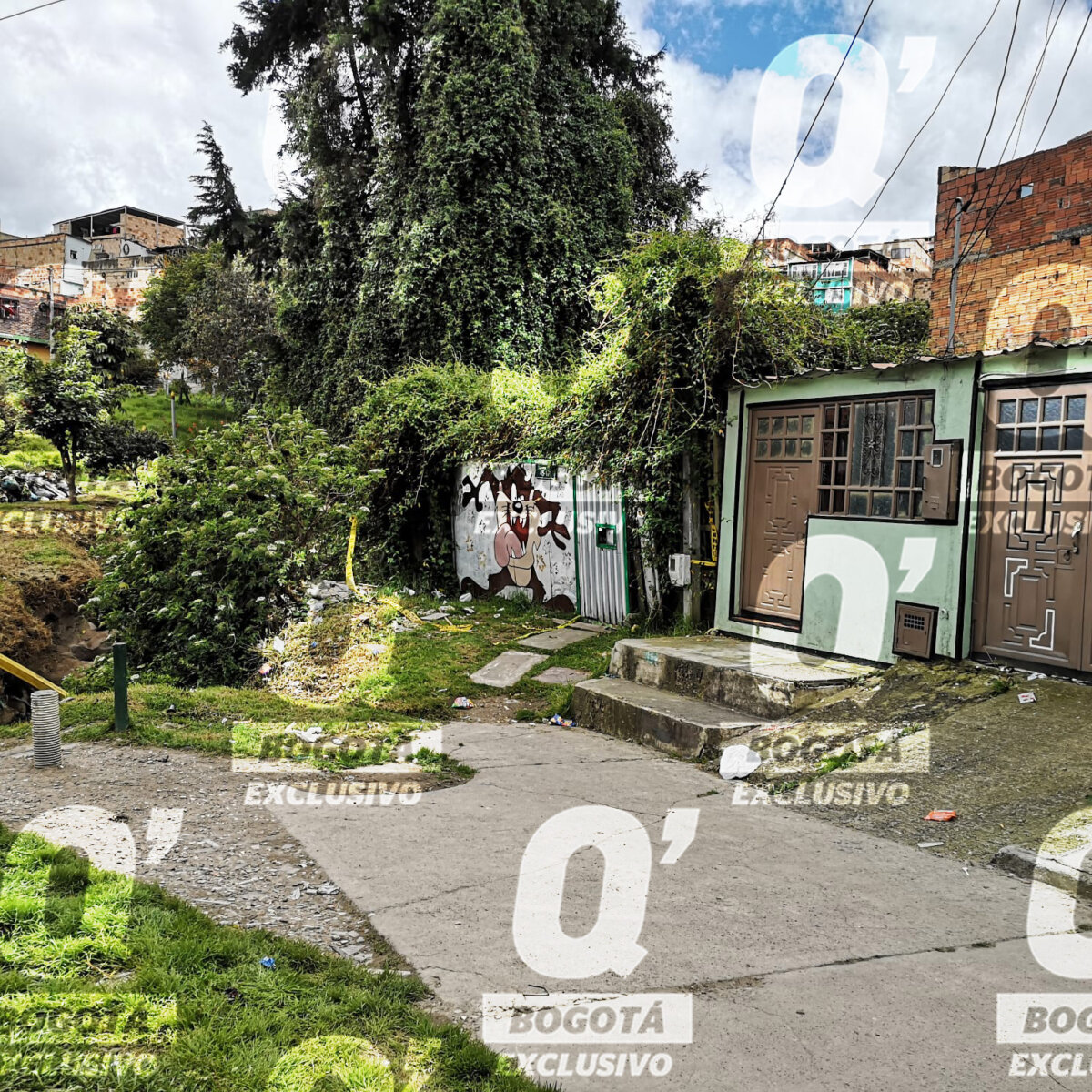 Esta es la vivienda en la que asesinaron a 3 hombres en San Cristóbal En exclusiva Q'HUBO tuvo acceso al interior de la vivienda en la que asesinaron a 3 hombres la noche del domingo en una vivienda del barrio Canadá, en la localidad de San Cristóbal.