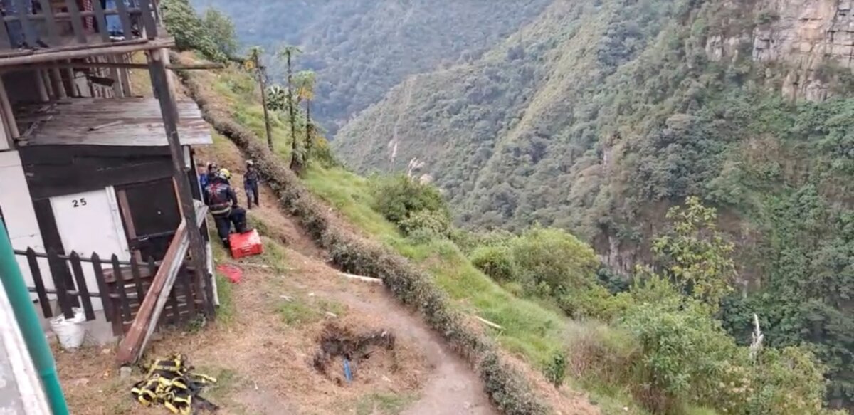 Se conoció quién es el motociclista que se lanzó al Salto del Tequendama en las últimas horas El Departamento de Bomberos de Cundinamarca confirmó que se presentó un nuevo caso en el Salto del Tequendama, donde un hombre saltó al vacío luego de llegar en una moto hasta la zona del mirador.