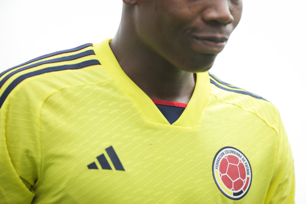 Se filtró la que sería la nueva camiseta de la Selección Colombia y generó polémica en redes En las redes sociales se ha hecho viral la que podría ser la próxima camiseta de la Selección Colombia, según los rumores, esta nueva indumentaria sería la de visitante y supuestamente sería utilizada a partir del 2024.