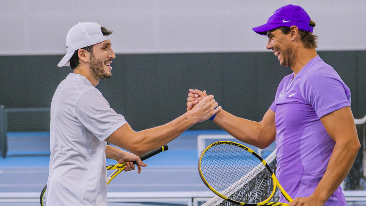 Sebastián Yatra entrena con uno de los mejores del tenis para su desafío con Alcaraz 6 Sebastián Yatra entrena con uno de los mejores del tenis para su desafío con Alcaraz El cantante Sebastián Yatra viajó a Europa para encontrarse con Rafael Nadal, quien lo entrena para el próximo Us Open de Tenis de Estados Unidos que se disputará en Flushing Meadows (Nueva York) a finales de este mes.
