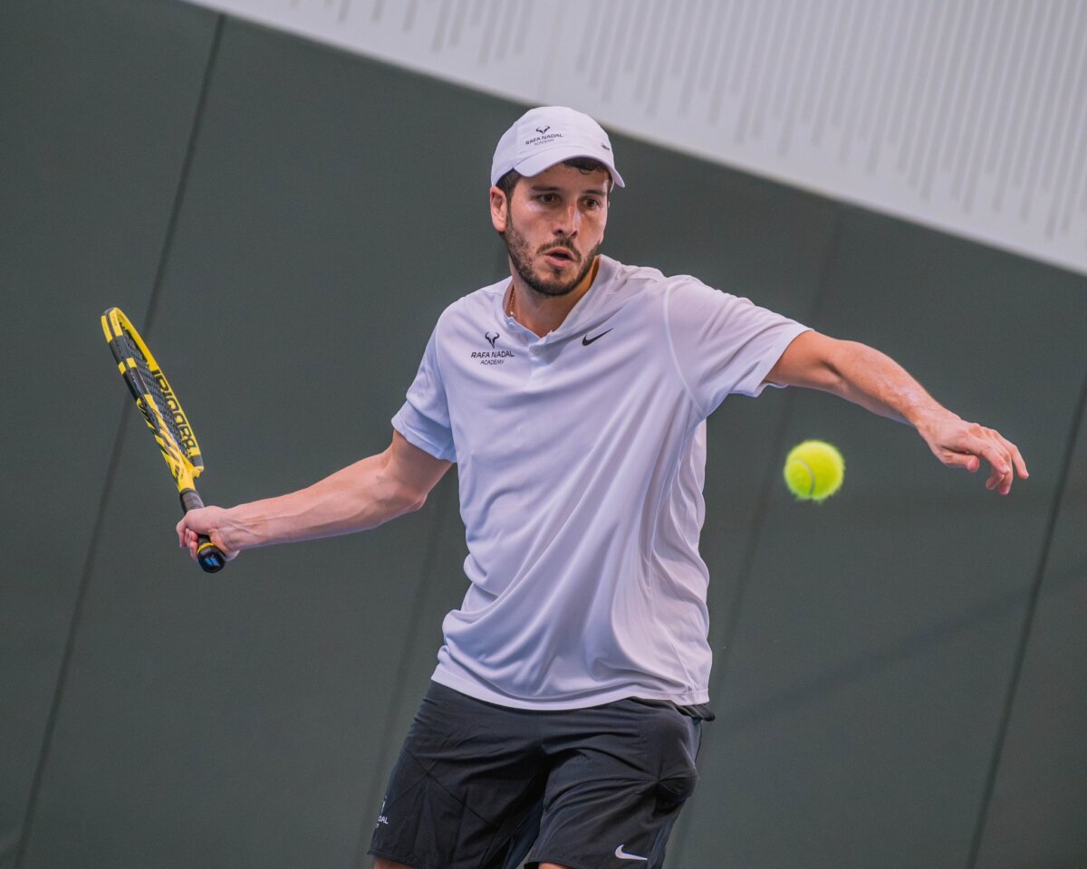 Sebastián Yatra entrena con uno de los mejores del tenis para su desafío con Alcaraz El cantante Sebastián Yatra viajó a Europa para encontrarse con Rafael Nadal, quien lo entrena para el próximo Us Open de Tenis de Estados Unidos que se disputará en Flushing Meadows (Nueva York) a finales de este mes.