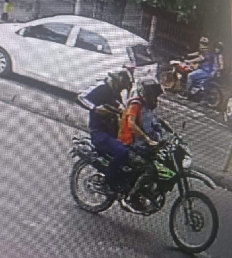 Sicarios acribillaron a patrullera en plena vía En las últimas horas, la patrullera Paula Cristina Ortega fue vilmente asesinada por dos sicarios que se movilizaban en una motocicleta en el barrio Calixto Leyva de la ciudad de Neiva, los criminales desenfundaron su arma cobardemente le dispararon en cinco ocasiones por la espalda y el cuello dejándola gravemente herida.
