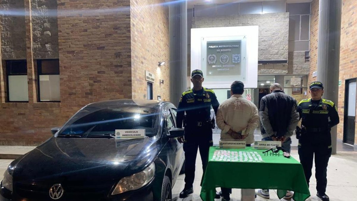 Policía incautó 135 dosis de estupefacientes y un arma de fuego en Engativá En las últimas horas, la Policía Metropolitana de Bogotá informó la captura de dos sujetos que transportaban una gran cantidad de estupefacientes en el barrio Álamos de la localidad de Engativá. Los detenidos además portaban un arma de fuego y cartuchos de munición.