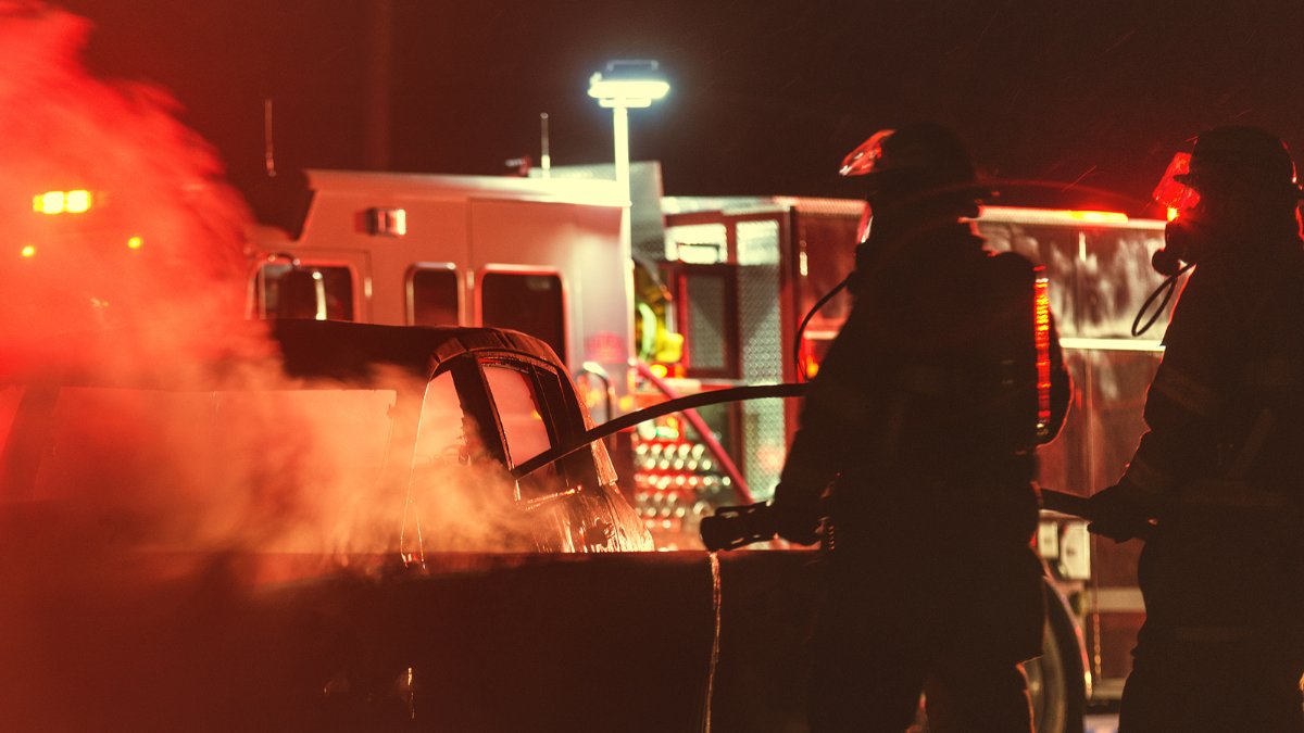 Cinco carros incinerados por voraz incendio en parqueadero de Tunjuelito Los habitantes del barrio San Carlos, en la localidad de Tunjuelito, vivieron una jornada de pánico por cuenta de un incendio ocurrido al interior de un parqueadero. La devastadora conflagración afectó varios vehículos que se encontraban allí estacionados.