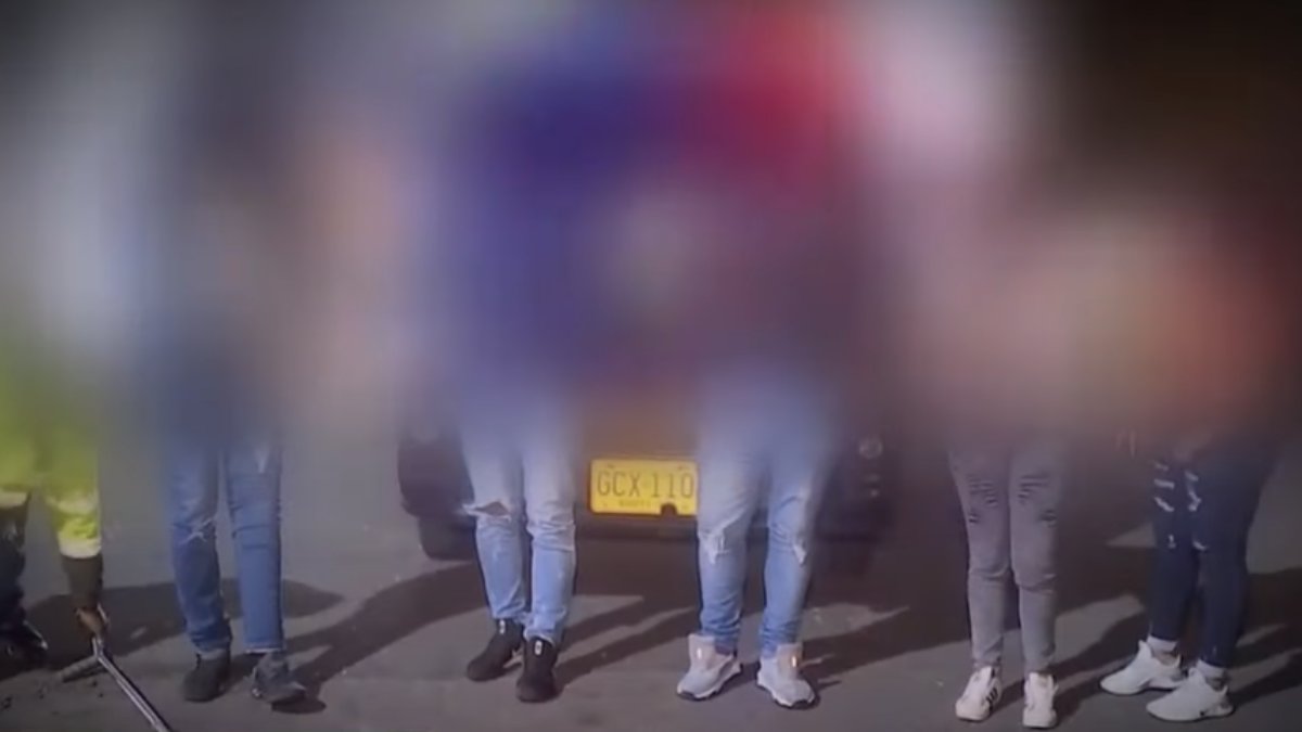 Capturan a 5 ladrones de farmacias en Usaquén Capturan a tres hombres y dos mujeres de nacionalidad extranjera que venían cometiendo robos en locales comerciales de Usaquén.