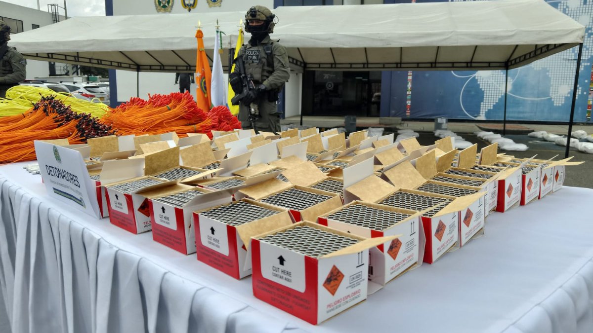 Incautan más de tres toneladas de explosivos en Bogotá 6 Incautan más de tres toneladas de explosivos en Bogotá Capturan a nueve delincuentes que hacían parte de una banda delincuencial dedicada al tráfico de explosivos en el país.