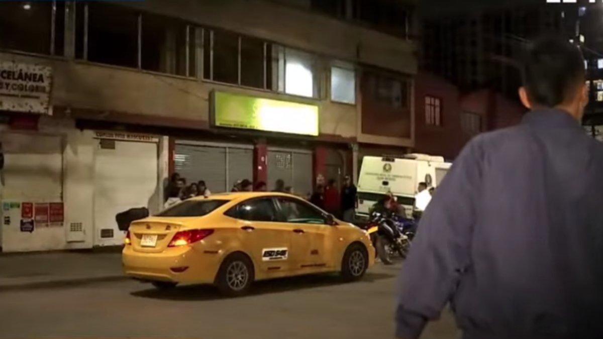 Sicarios asesinaron a una mujer en un asadero de Pollos de Fontibón 9 Sicarios asesinaron a una mujer en un asadero de Pollos de Fontibón Una mujer falleció tras recibir varios disparos en un asadero de pollos en Fontibón.