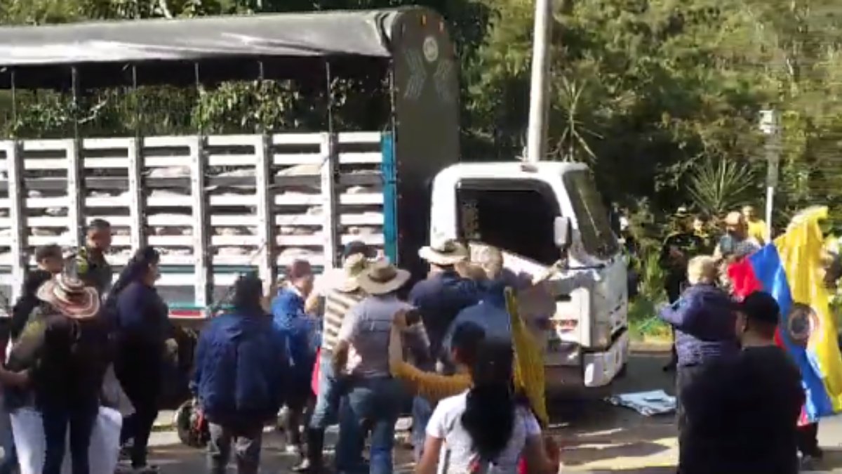 Camión arrolló a un abuelo que se encontraba manifestando en la vía al Llano Un camión pasó por encima de las personas que se encontraban manifestando en la vía al Llano.