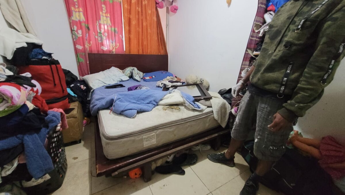 Tragedia familiar en Engativá: menor perdió una mano por manipular artefacto explosivo 2 Tragedia familiar en Engativá: menor perdió una mano por manipular artefacto explosivo Un menor de 15 años perdió una de sus manos tras manipular un artefacto explosivo en el barrio Unir, de Engativá, y que días antes él mismo encontró en un container de la zona.