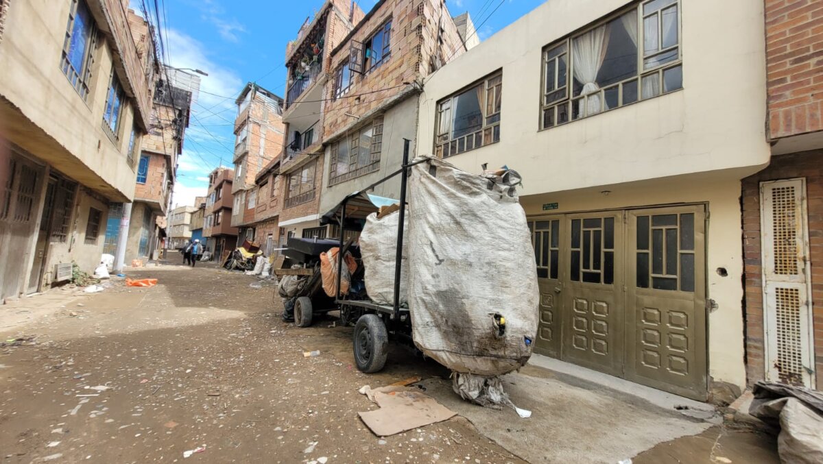 Tragedia familiar en Engativá: menor perdió una mano por manipular artefacto explosivo 1 Tragedia familiar en Engativá: menor perdió una mano por manipular artefacto explosivo Un menor de 15 años perdió una de sus manos tras manipular un artefacto explosivo en el barrio Unir, de Engativá, y que días antes él mismo encontró en un container de la zona.