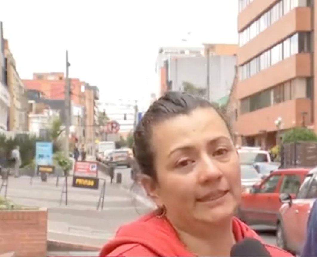 Tragedia: tía de la joven que murió por un robo en TransMilenio, falleció en su funeral 1 Tragedia: tía de la joven que murió por un robo en TransMilenio, falleció en su funeral Luego de que la joven universitaria Paula Valentina Torres murió en medio de un robo en TransMilenio, se conoció que una tía falleció en su exequias.
