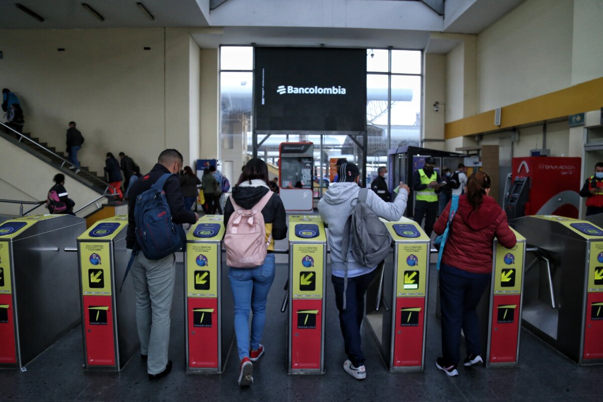 ¿Aguanta el TransMilenio gratis? La propuesta imposible de algunos candidatos a la alcaldía 3 ¿Aguanta el TransMilenio gratis? La propuesta imposible de algunos candidatos a la alcaldía Por lo menos dos candidatos a la alcaldía han propuesto poner el pasaje de TransMilenio gratis por dos días, pero sin dar detalle sobre cómo lo van a ejecutar. Esto nos dijo un experto sobre el tema.