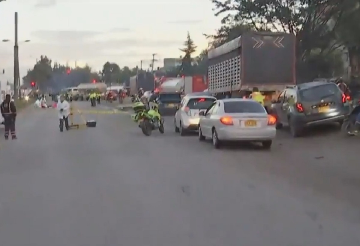 ÚLTIMA HORA: Grave accidente de tránsito en el Tintal Durante la tarde de este miércoles se presentó un grave accidente de tránsito a la altura de la Avenida Ciudad de Cali con Calle 6 b, en cercanías de la biblioteca el Tintal (Kennedy) en el que un motociclista resultó gravemente herido.