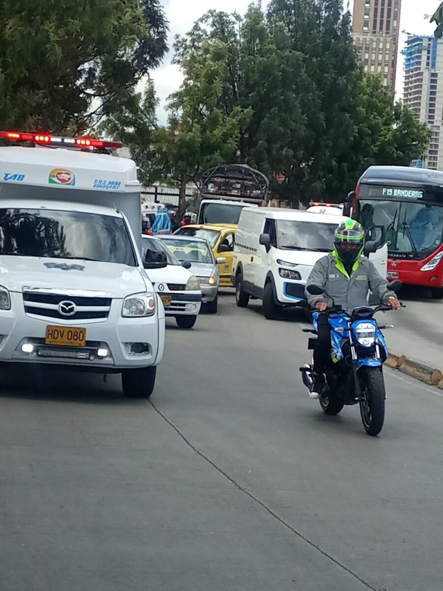 Última hora: Accidente de tránsito colapsa la movilidad en Teusaquillo La Secretaría de Tránsito informó que a la 1:00 p.m. de este martes se presentó un accidente de tránsito en la localidad de Teusaquillo, a la altura de la Avenida Caracas con Calle 26 sentido norte-sur, en el que se vio involucrado un motociclista y un carro particular.