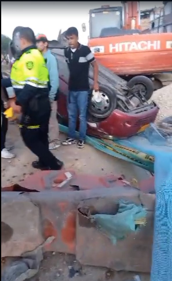 Un vehículo se volcó sobre una obra de mantenimiento en Kennedy Las autoridades informaron de un accidente que se registró en las últimas horas en la Avenida Primero de Mayo con calle 37, donde un vehículo resultó volcándose sobre una obra de mantenimiento vial.