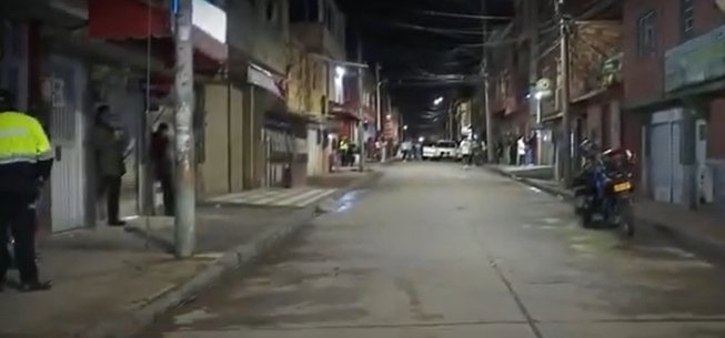 Sicarios asesinan a dueño de asadero de pollos en Usme Un nuevo caso de sicariato resultó cobrando la vida de un hombre en un asadero de pollos, ubicado en el barrio Santa Librada, de Usme.
