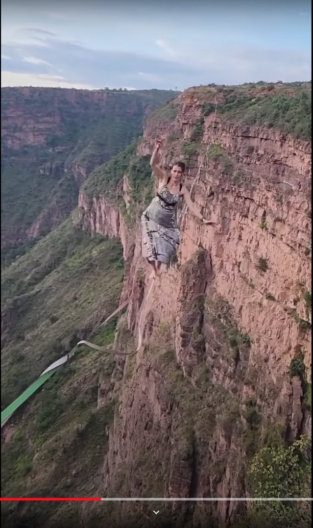Video: La hazaña de una mujer que cruzó el Cañón del Chicamocha en la cuerda floja Una ‘berraca’, no hay mejor manera de describir la hazaña y valentía de una deportista santandereana que se le midió a atravesar el abismo del Cachón de Chicamocha, sobre una delgada cuerda de nylon, de 2.5 centímetros de grosor.