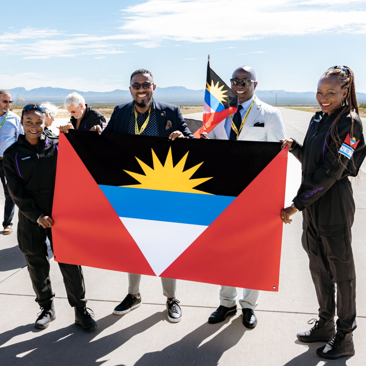 Virgin hizo su primer vuelo comercial al espacio 1 Virgin hizo su primer vuelo comercial al espacio La conquista del espacio por parte de la humanidad dio un nuevo paso tras el primer vuelo comercial realizado por la empresa Virgin Galactic, cuyo dueño es nada menos que el multimillonario australiano Richard Branson.