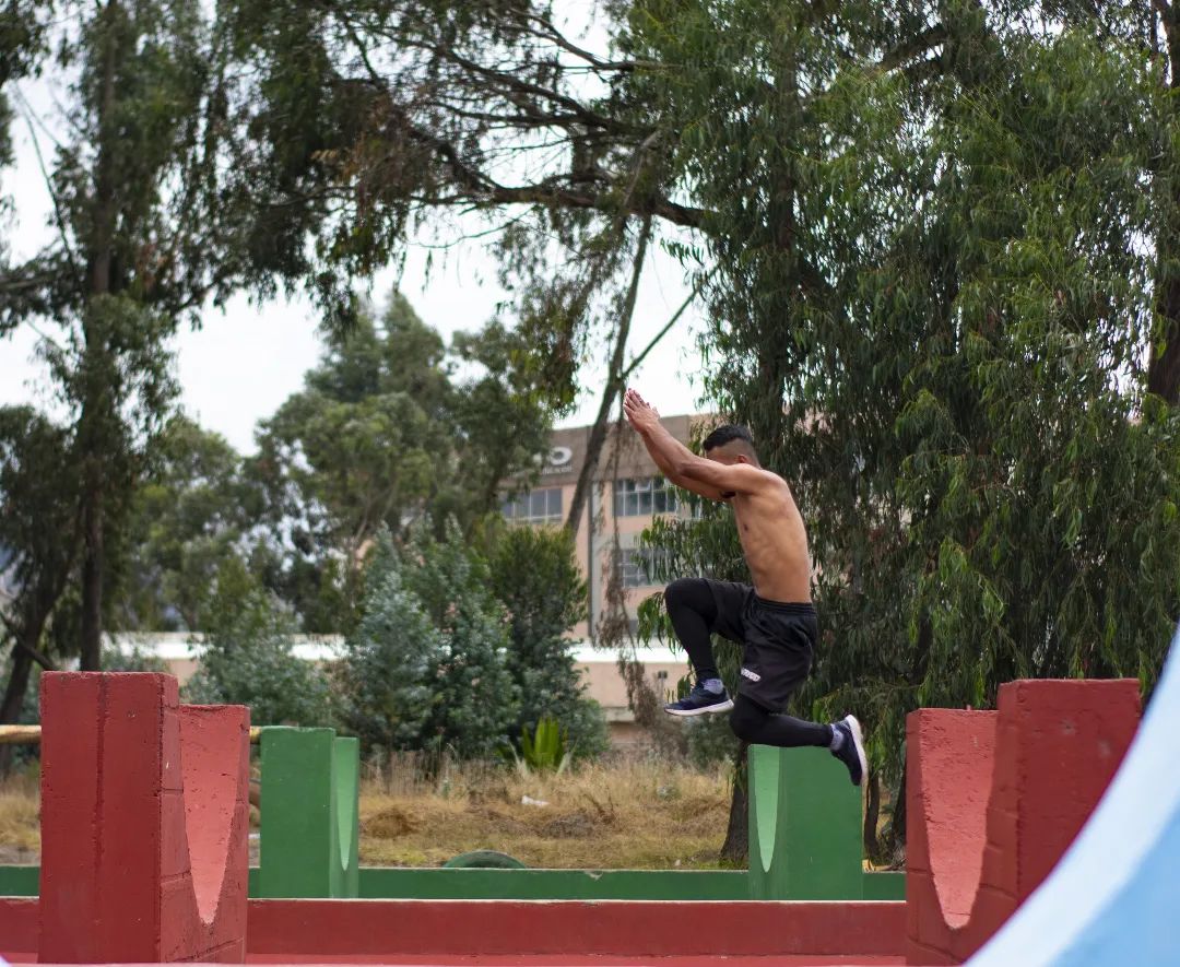 Wálter, el teso del Parkour en Soacha Wálter es uno de los más grandes exponentes del Parkour en Soacha. Conozca más sobre esta deporte aquí.