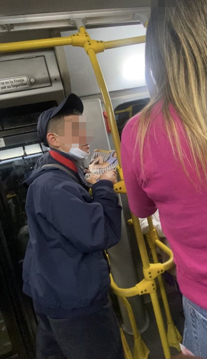 ¡Indignante! Niñas habrían sido víctimas de acoso en TransMilenio 1 ¡Indignante! Niñas habrían sido víctimas de acoso en TransMilenio Un sujeto habría acosado con una revista para adultos a varias niñas que se movilizaban en un bus TransMilenio.
