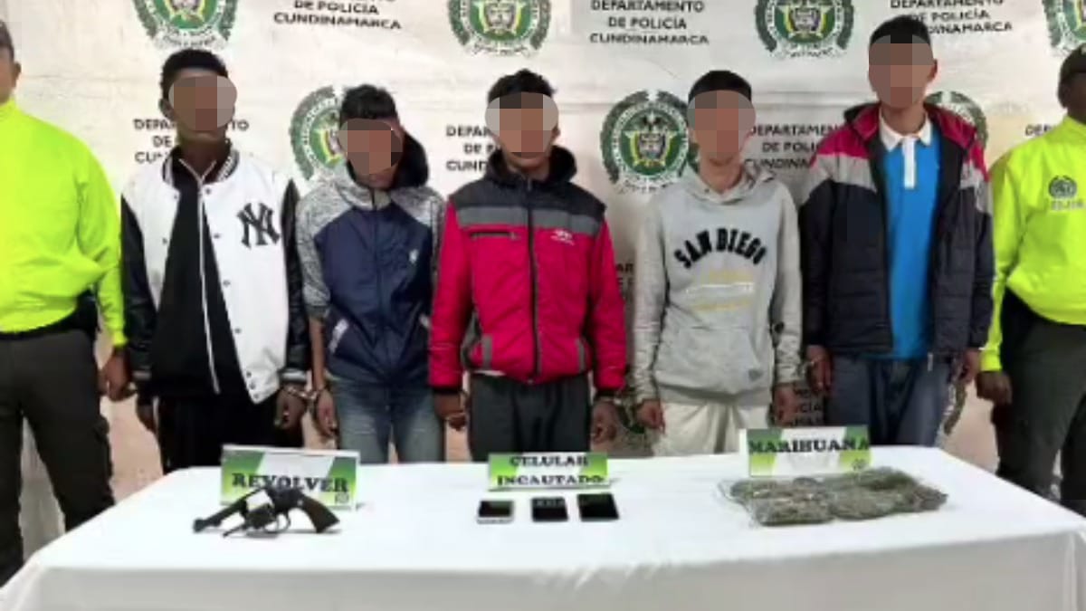 Cayeron 'Los Pocholos': señalados de traficar droga en Soacha Cinco sujetos que hacían parte de la banda delincuencial 'Los Pocholos' fueron capturados en el sector de La Capilla, en Soacha.