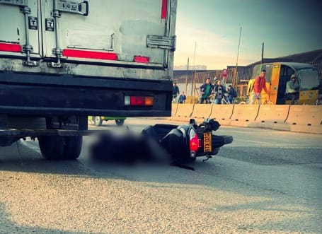 Una motociclista falleció en trágico accidente de tránsito en la Calle 13 1 Una motociclista falleció en trágico accidente de tránsito en la Calle 13 Una mujer que se movilizaba en una motocicleta, falleció en un trágico accidente de tránsito registrado la mañana de este jueves en la calle 13.