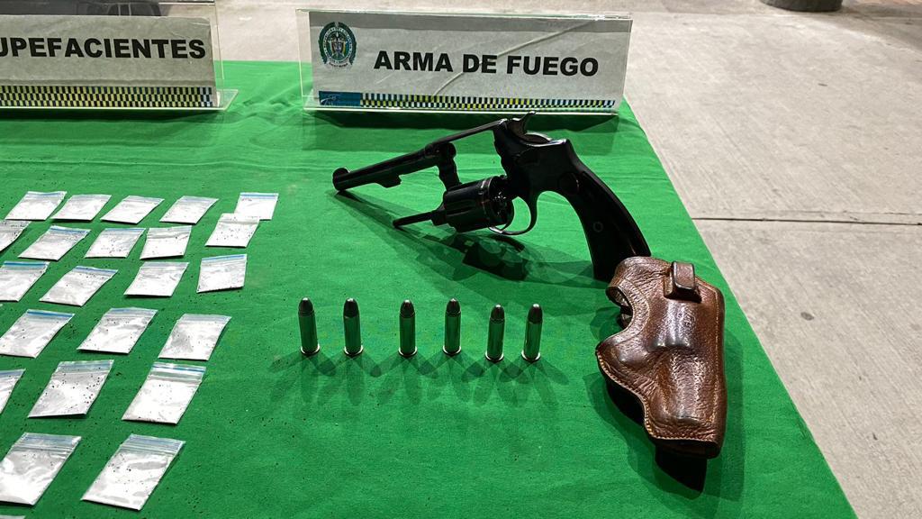 Policía incautó 135 dosis de estupefacientes y un arma de fuego en Engativá 1 Policía incautó 135 dosis de estupefacientes y un arma de fuego en Engativá