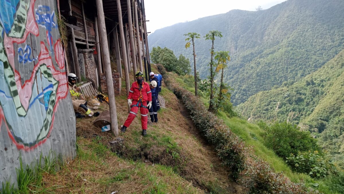 Joven se lanzó al Salto de Tequendama 1 Joven se lanzó al Salto de Tequendama Un joven se habría caído al Salto del Tequendama. A esta hora se adelantan labores de búsqueda para encontrar su cuerpo.
