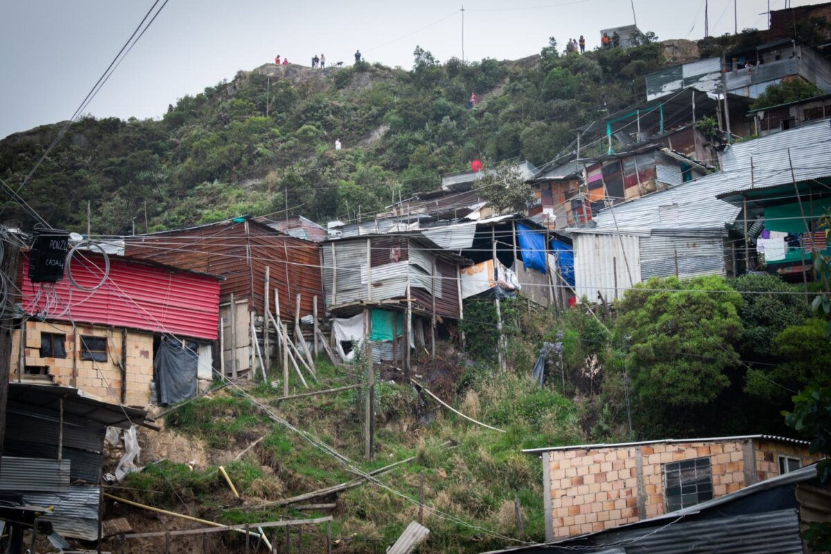 Desmontan ocho viviendas en zona ecológica de Usme que iban a ser habitadas 1 Desmontan ocho viviendas en zona ecológica de Usme que iban a ser habitadas El Comando Ambiental logró desmontar ocho viviendas ubicadas en una zona del Parque Distrital Ecológico de Montaña Entrenubes, en Usme, que estaban listas para ser ocupadas.