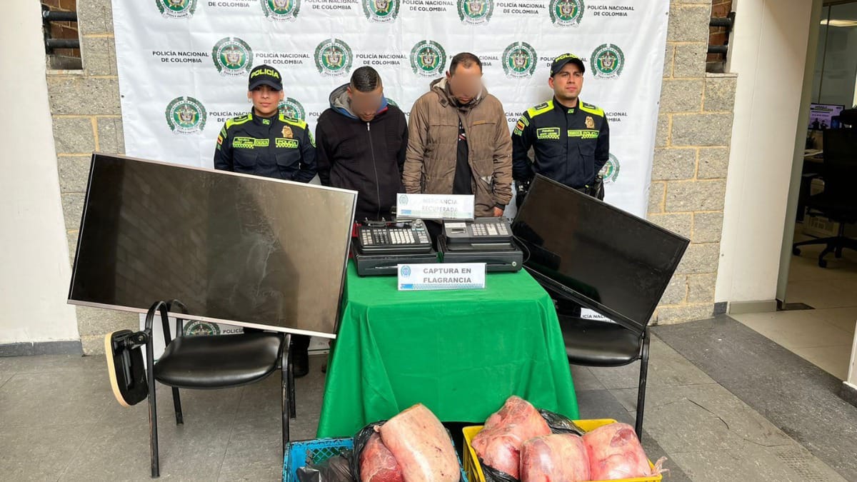 Sorprenden a dos pillos que pretendían robar una carnicería en Engativá Dos hombres fueron capturados cuando se encontraban robando una carnicería del sector de la Florida, en Engativá.