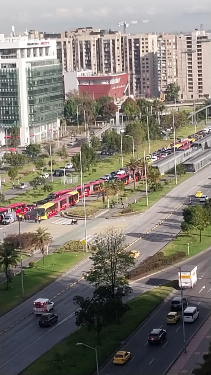 Caos en la movilidad por accidente entre bus de TransMilenio y peatón en la calle 26 1 Caos en la movilidad por accidente entre bus de TransMilenio y peatón en la calle 26 Accidente entre bus de TransMilenio y peatón colapsa la movilidad en la calle 26 con Av. Rojas.
