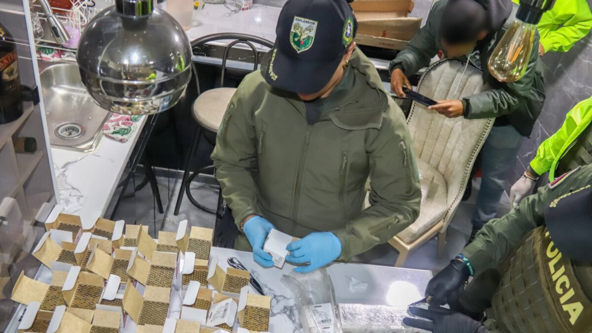 Incautan más de tres toneladas de explosivos en Bogotá 1 Incautan más de tres toneladas de explosivos en Bogotá Capturan a nueve delincuentes que hacían parte de una banda delincuencial dedicada al tráfico de explosivos en el país.