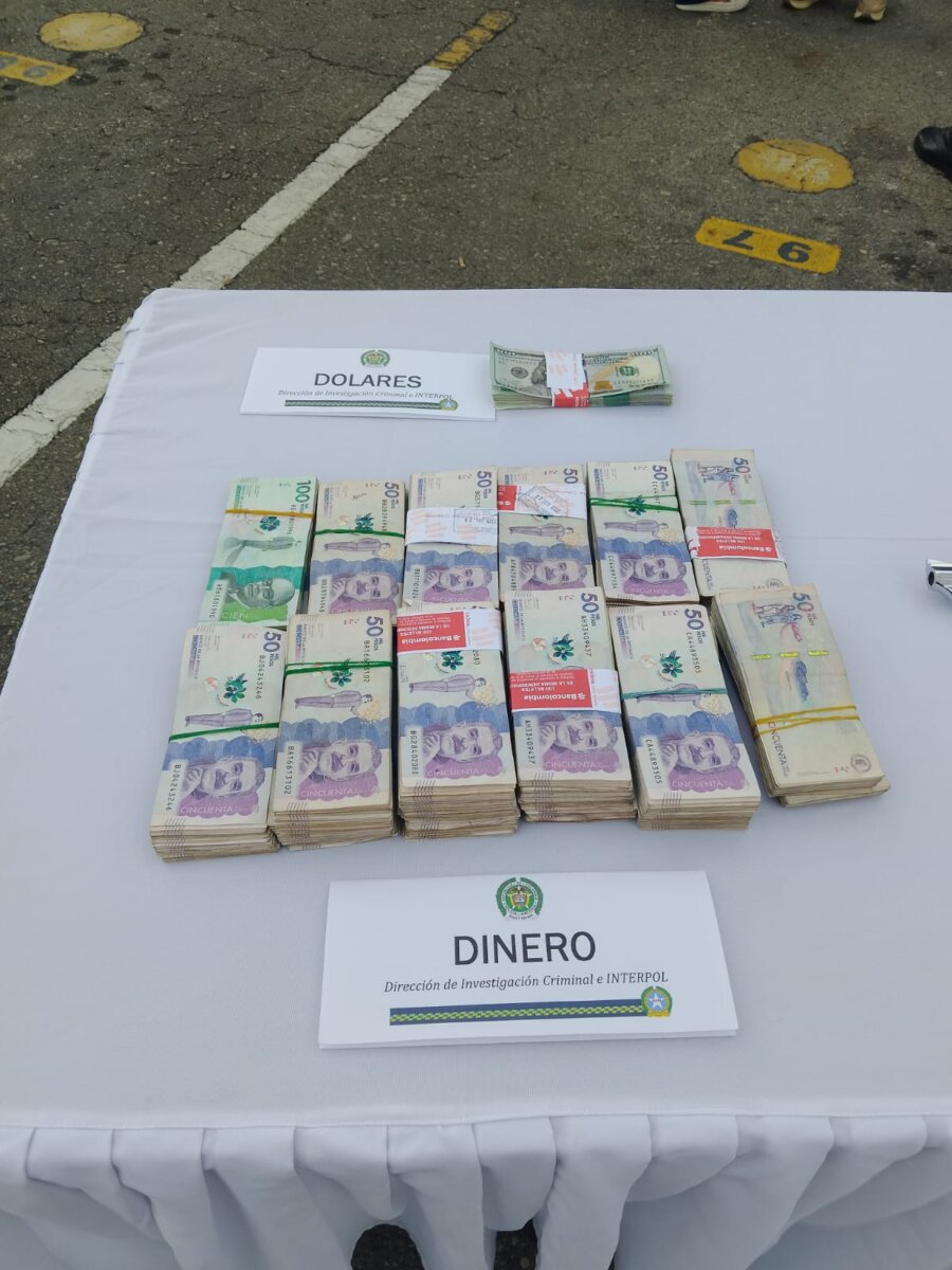 Incautan más de tres toneladas de explosivos en Bogotá 2 Incautan más de tres toneladas de explosivos en Bogotá Capturan a nueve delincuentes que hacían parte de una banda delincuencial dedicada al tráfico de explosivos en el país.