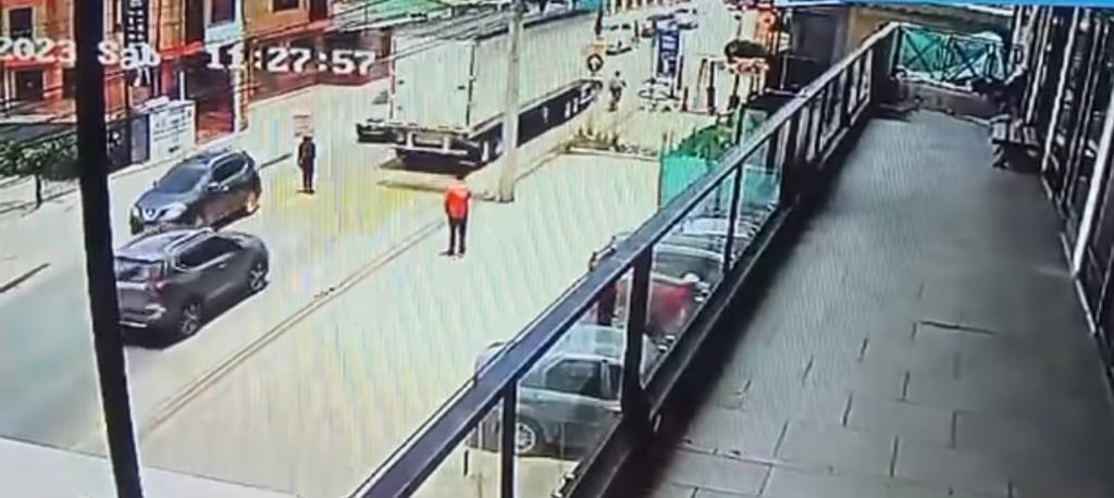 ¡Tragedia! Ciclista falleció tras ser arrollado por una tractomula en Cajicá Un joven ciclista falleció tras ser arrollado por una tractomula en Cajicá.