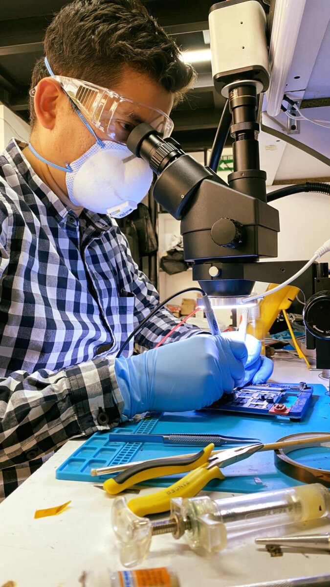 Wiltech defiende su “derecho a reparar” celulares El taller de reparaciones Wiltech, que se hizo famoso por subir videos en los que repara equipos que aparentemente “no tienen solución”, está a punto de embarcarse en un lío jurídico contra Apple Inc., y todo porque dedica su vida a reparar los celulares de la marca, lo que les afecta su millonario negocio.