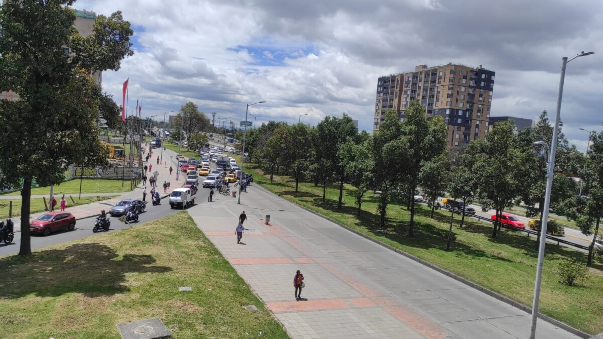 A esta se presentan bloqueos en la calle 26 1 A esta se presentan bloqueos en la calle 26 En estos momentos, los profesores se encuentran manifestando en la calle 26, a la altura de la 68.