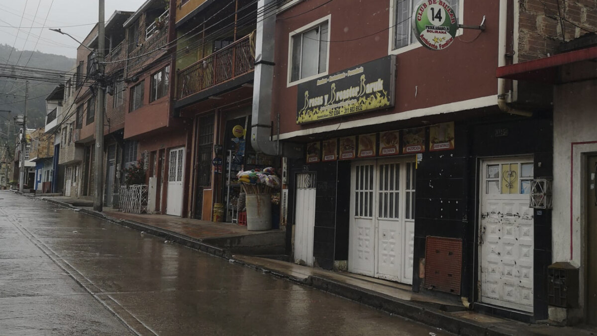 Usme: nuevos detalles del crimen a bala al interior de un asadero en Santa Librada Dos hombres serían los presuntos responsables de cometer el crimen a bala contra Reinaldo Ríos, el dueño de un asadero de pollos ubicado en el barrio La Sureña, en Santa Librada (Usme).